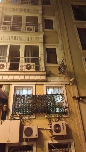 Vista frontal de la propiedad