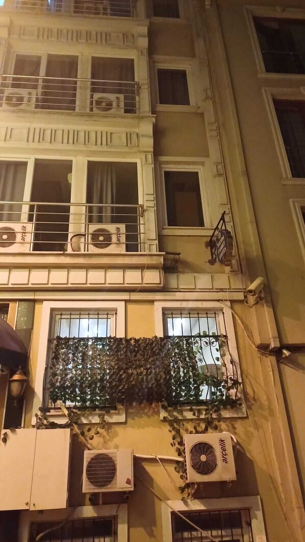 Vista frontal de la propiedad