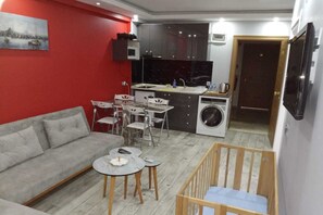 Secadora de cabello, pantuflas, toallas, jabón 