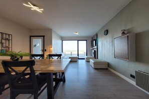 Dining - Seafront apartment with terrace on Zeedijk. (MIDDELKERKE)