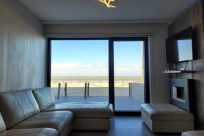 Smart TV - Seafront apartment with terrace on Zeedijk. (MIDDELKERKE)
