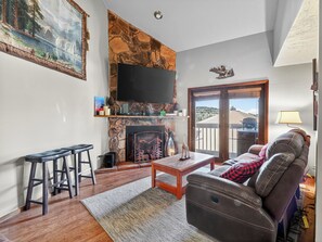 Smart TV, video games, DVD player, books - Timbernest Retreat – Spacious Multi-Level Condo Near Both Lifts (Brian Head)
