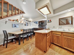 Dining - Timbernest Retreat – Spacious Multi-Level Condo Near Both Lifts (Brian Head)