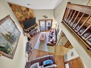 Smart TV, video games, DVD player, books - Timbernest Retreat – Spacious Multi-Level Condo Near Both Lifts (Brian Head)