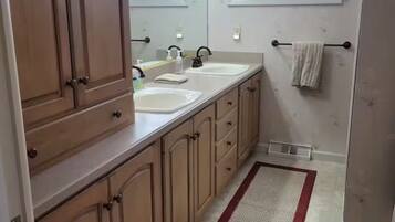 吹风机、毛巾、肥皂、卫生纸