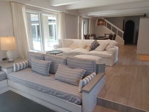 Smart TV - Camogli House, Pinamar Argentina, 1 block from the sea (Pinamar)