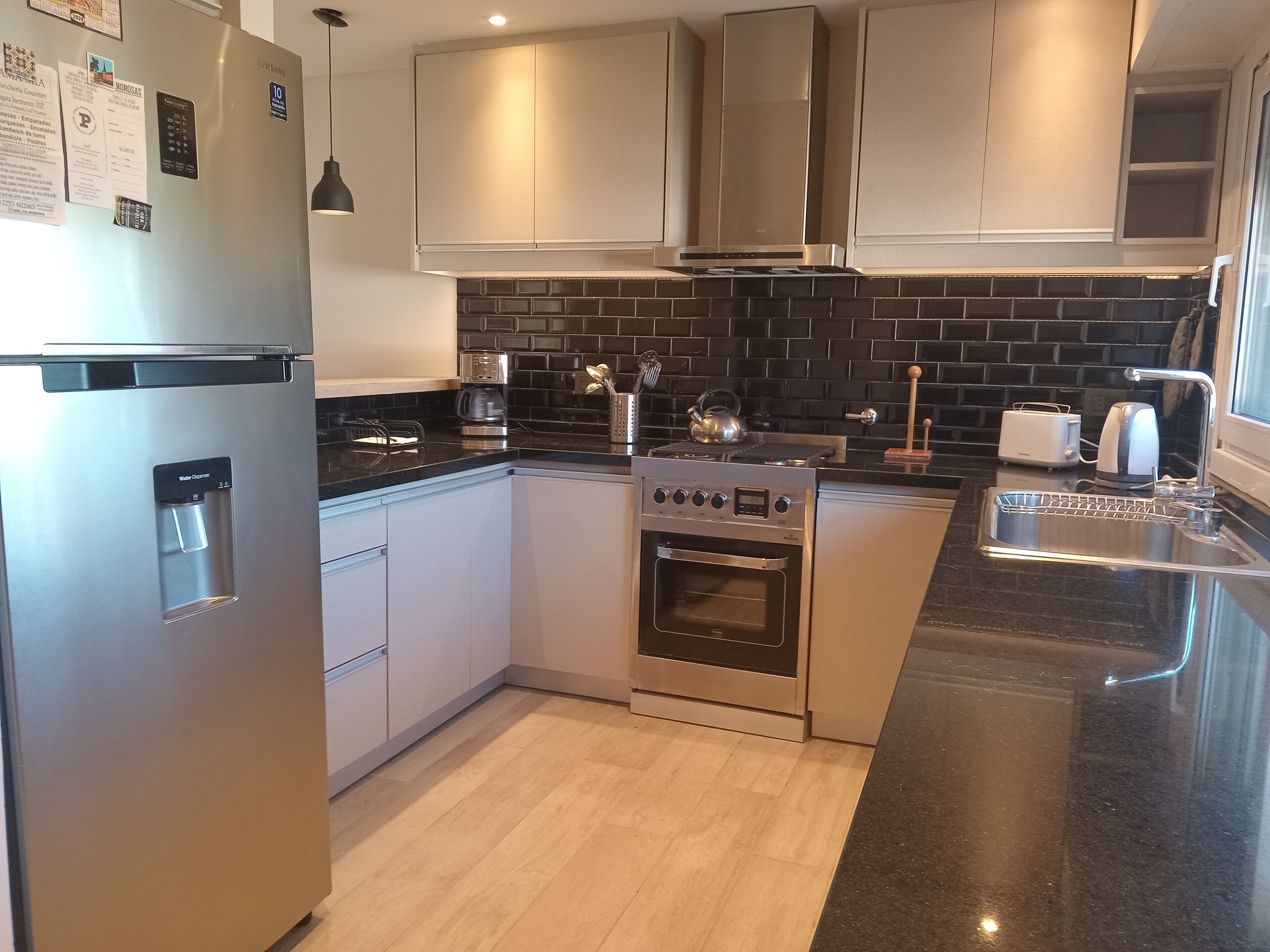 Refrigerador, microondas, horno y parrilla de estufa 