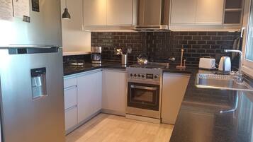 Refrigerador, microondas, horno, placa de cocina