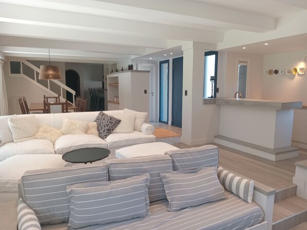 Smart TV - Camogli House, Pinamar Argentina, 1 block from the sea (Pinamar)