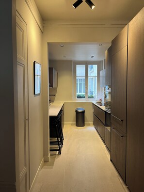 Microwave, oven, stovetop, dishwasher - Appart Paris 16 Auteuil renovated luxury 2 bedrooms 2 bathrooms 2 wc parking (Paris)