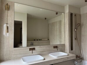 Shower, hair dryer, towels, soap - Appart Paris 16 Auteuil renovated luxury 2 bedrooms 2 bathrooms 2 wc parking (Paris)