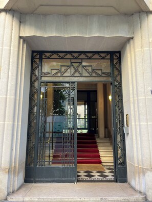Exterior detail - Appart Paris 16 Auteuil renovated luxury 2 bedrooms 2 bathrooms 2 wc parking (Paris)