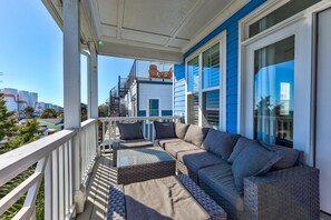 Property grounds - Hightide Oasis is a bright, coastal getaway short walk to the beach. (Carolina Beach)