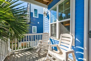 Terrace/patio - Hightide Oasis is a bright, coastal getaway short walk to the beach. (Carolina Beach)