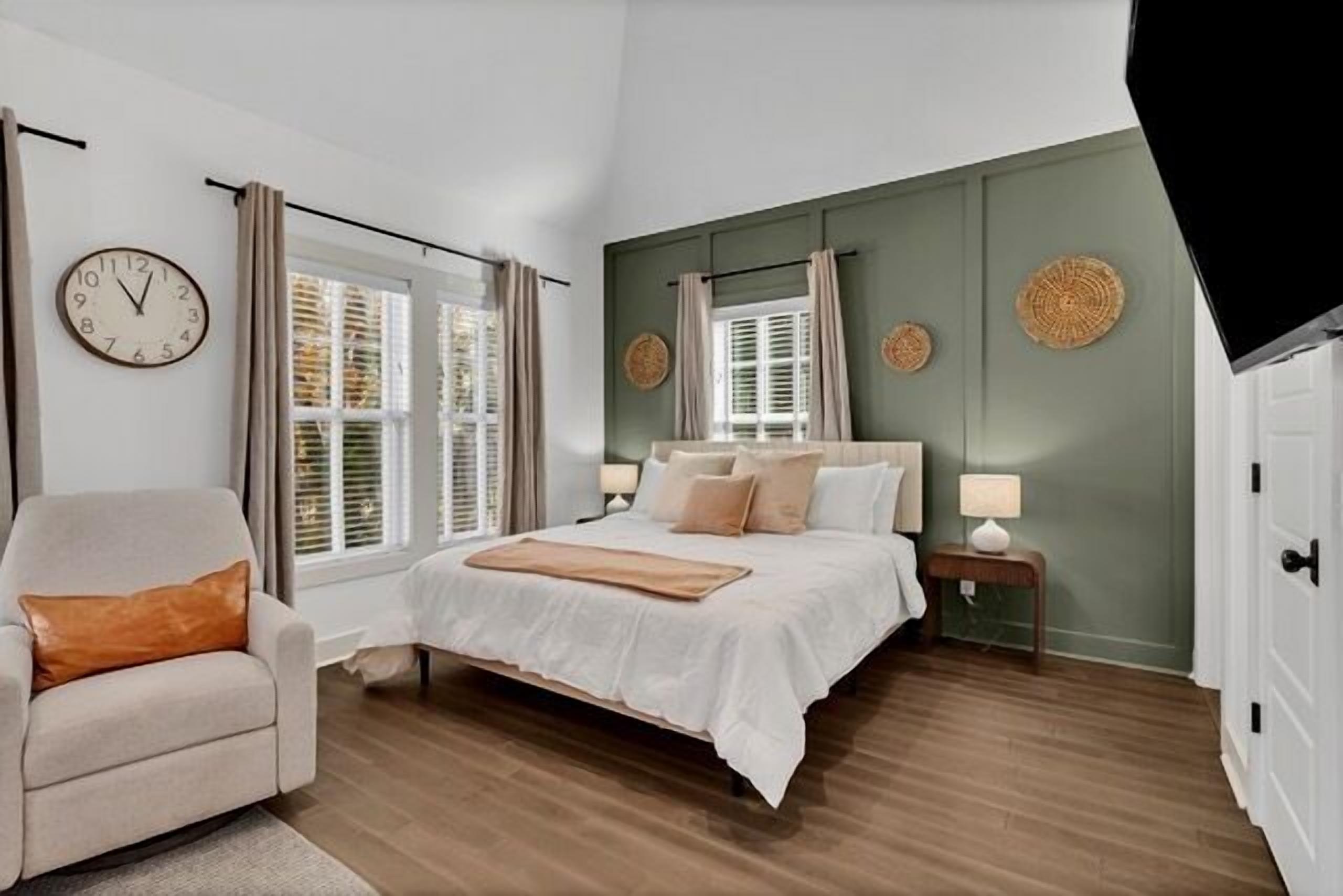 4 bedrooms, desk, iron/ironing board, travel crib