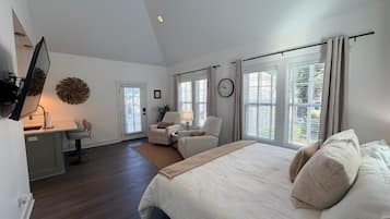 4 habitaciones, escritorio y tabla de planchar con plancha