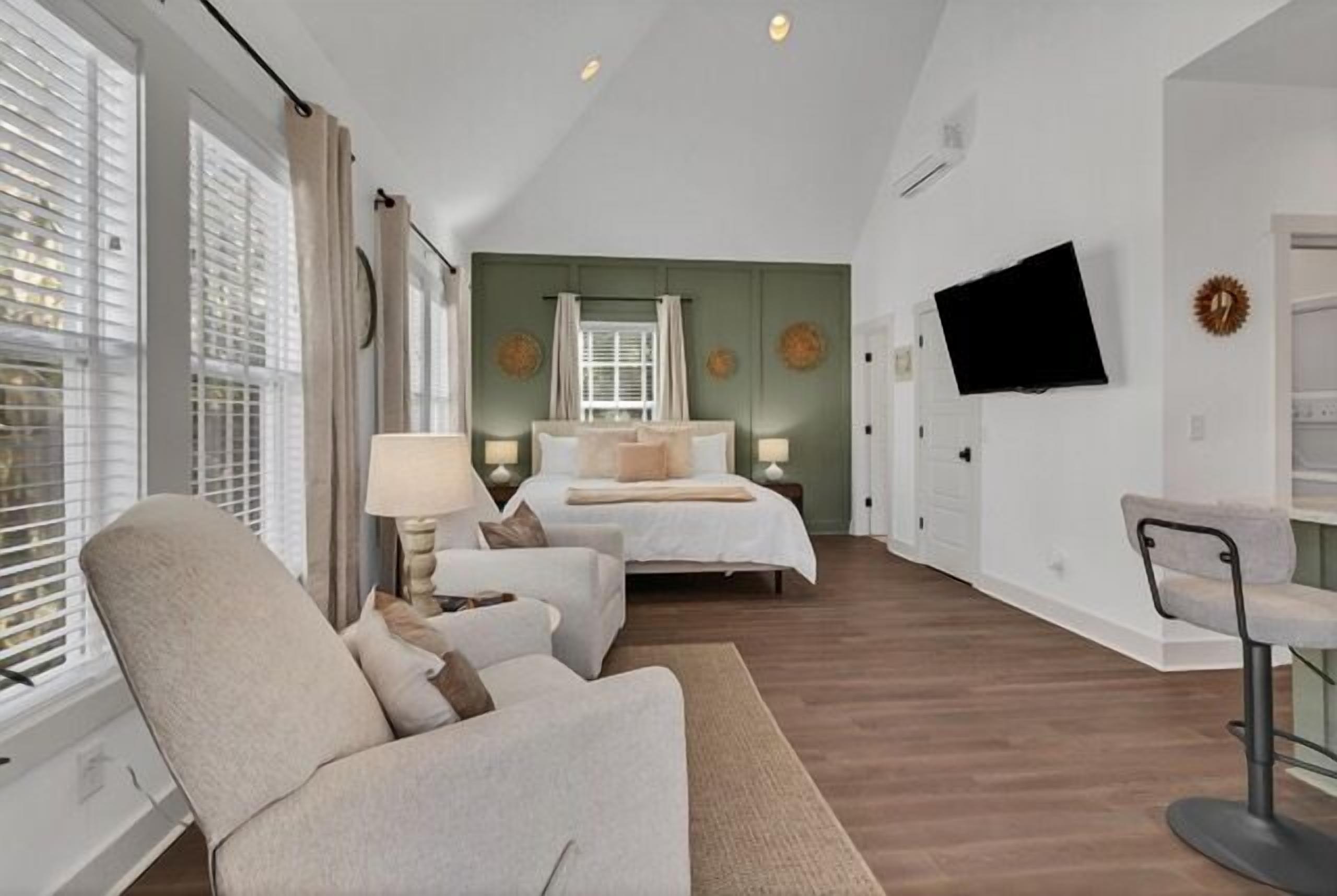 4 habitaciones, escritorio y tabla de planchar con plancha 