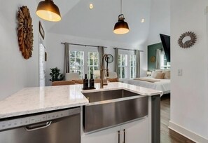 4 habitaciones, escritorio y tabla de planchar con plancha