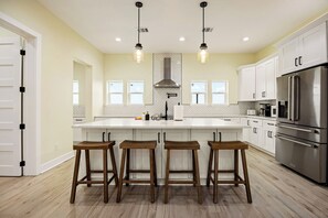 Microwave, oven, stovetop, dishwasher - 5Br Home in Sunny Beach Galveston with Ocean Views! (Galveston)