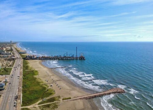 5Br Home in Sunny Beach Galveston with Ocean Views!