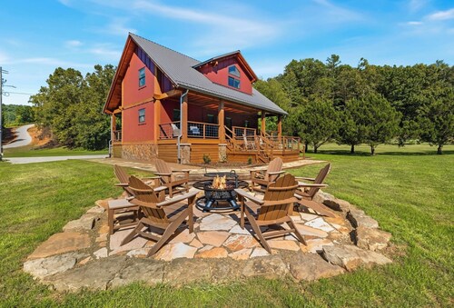 Cade’s Cabin in the beautiful Ozark Mountains- sleeps 8