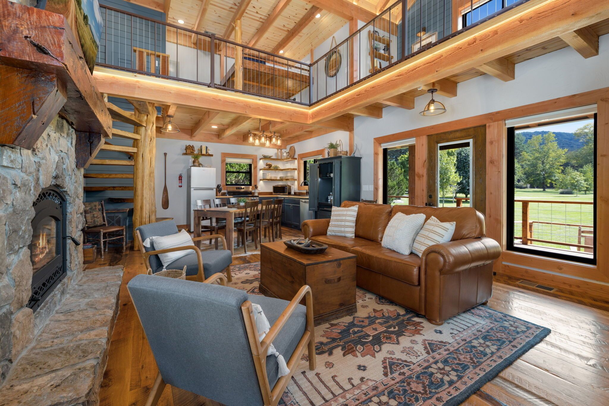 Älytelevisio, takka, kirjoja, musiikkikirjasto