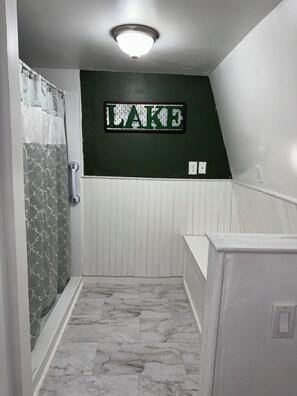 Een douche, een haardroger, handdoeken, toiletpapier