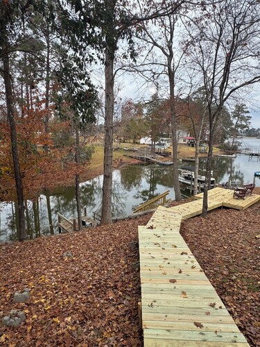 Rustic Lakefront Retreat