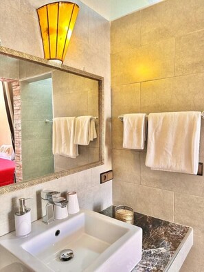 Dusche, Haartrockner, Handtücher