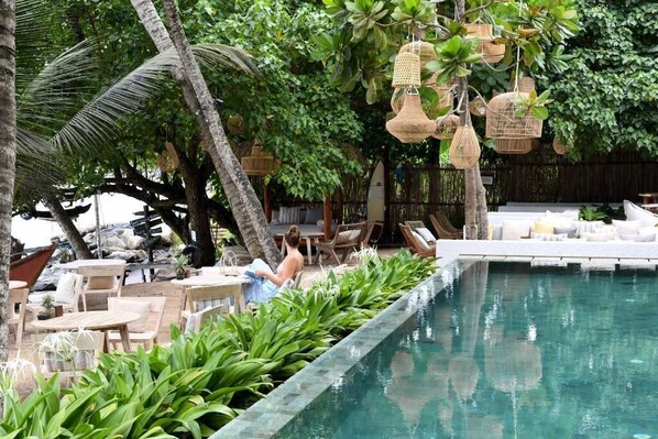 Piscine extérieure, parasols de plage, chaises longues