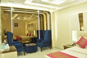 خزنة داخل الغرفة وتجهيزات عازلة للصوت ومكواة/لوح كي وواي فاي مجانًا