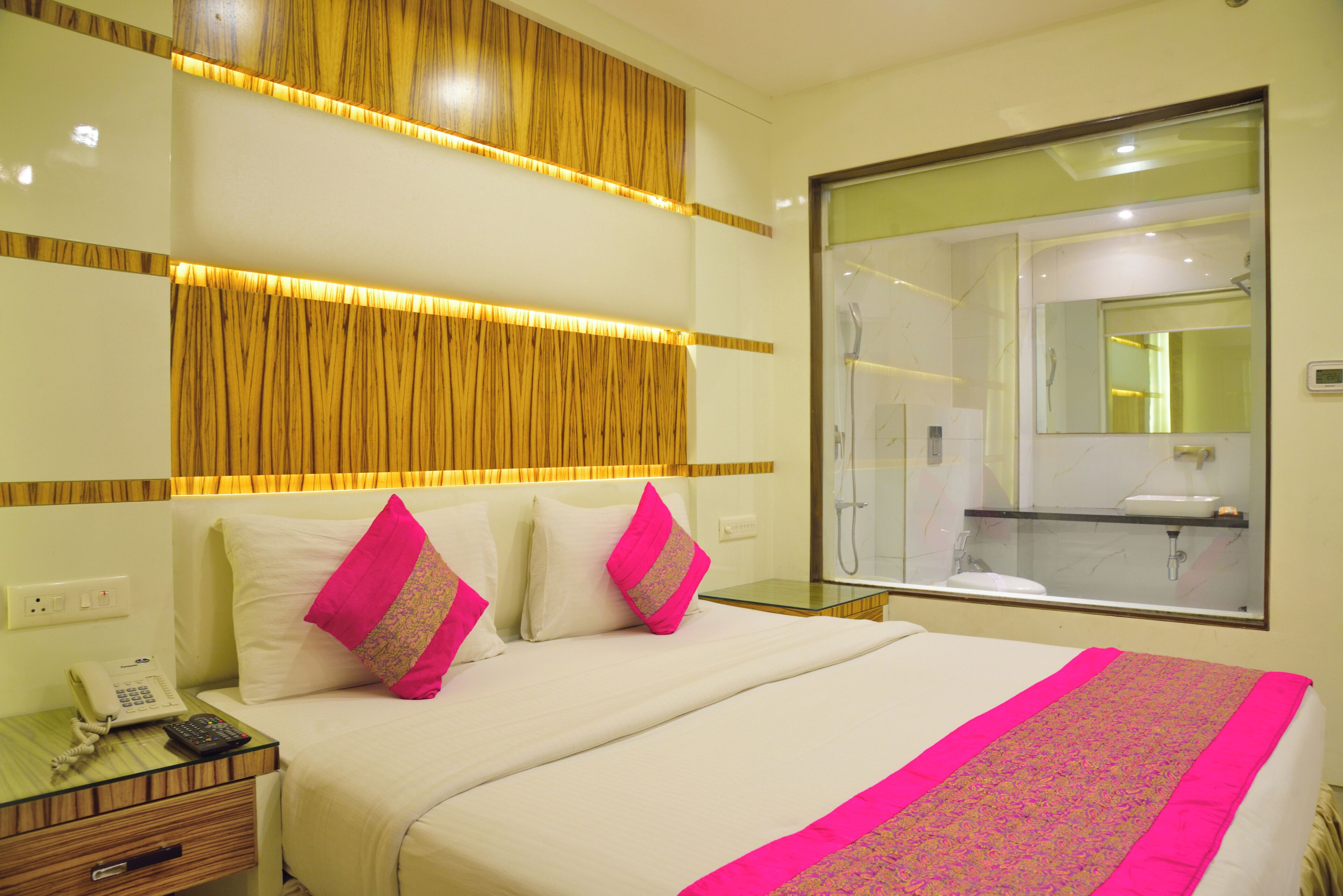 In-room safe, soundproofing, iron/ironing board, free WiFi