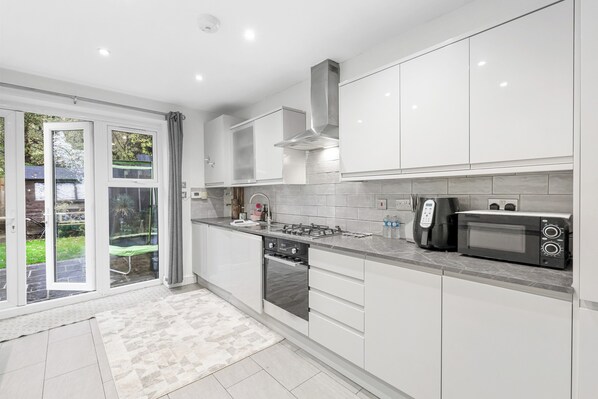 ثلاجة، ميكروويف، فرن، محمصة خبز