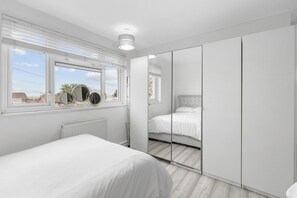 3 عدّة غرف نوم ومكواة/لوح كي وواي فاي مجانًا وملاءات أسرّة