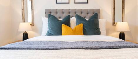 Tabla de planchar con plancha, wifi gratis, ropa de cama