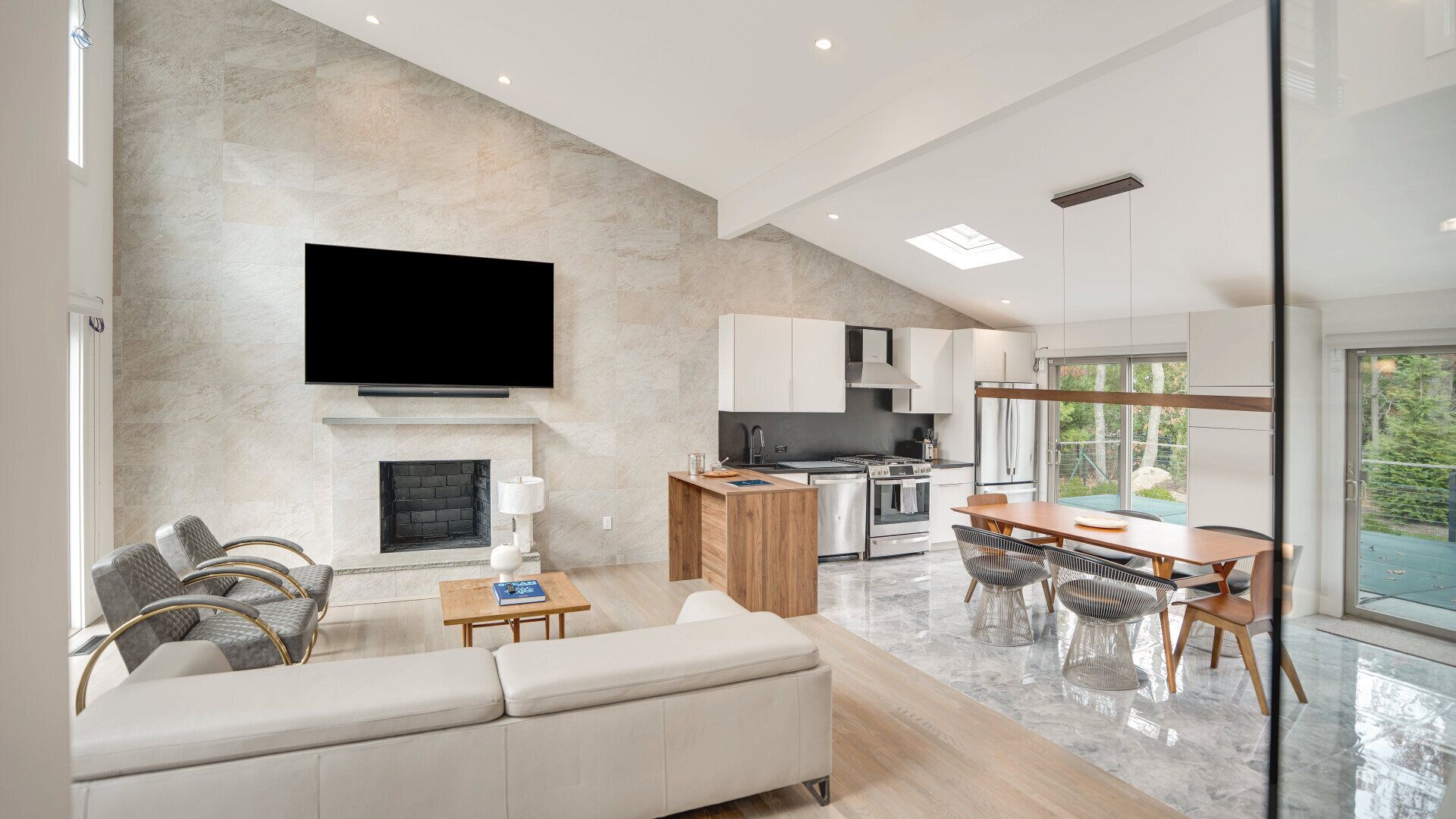 Smart TV, fireplace, table tennis