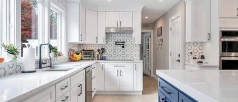 電子レンジ、オーブン、コンロ、コーヒー / ティーメーカー