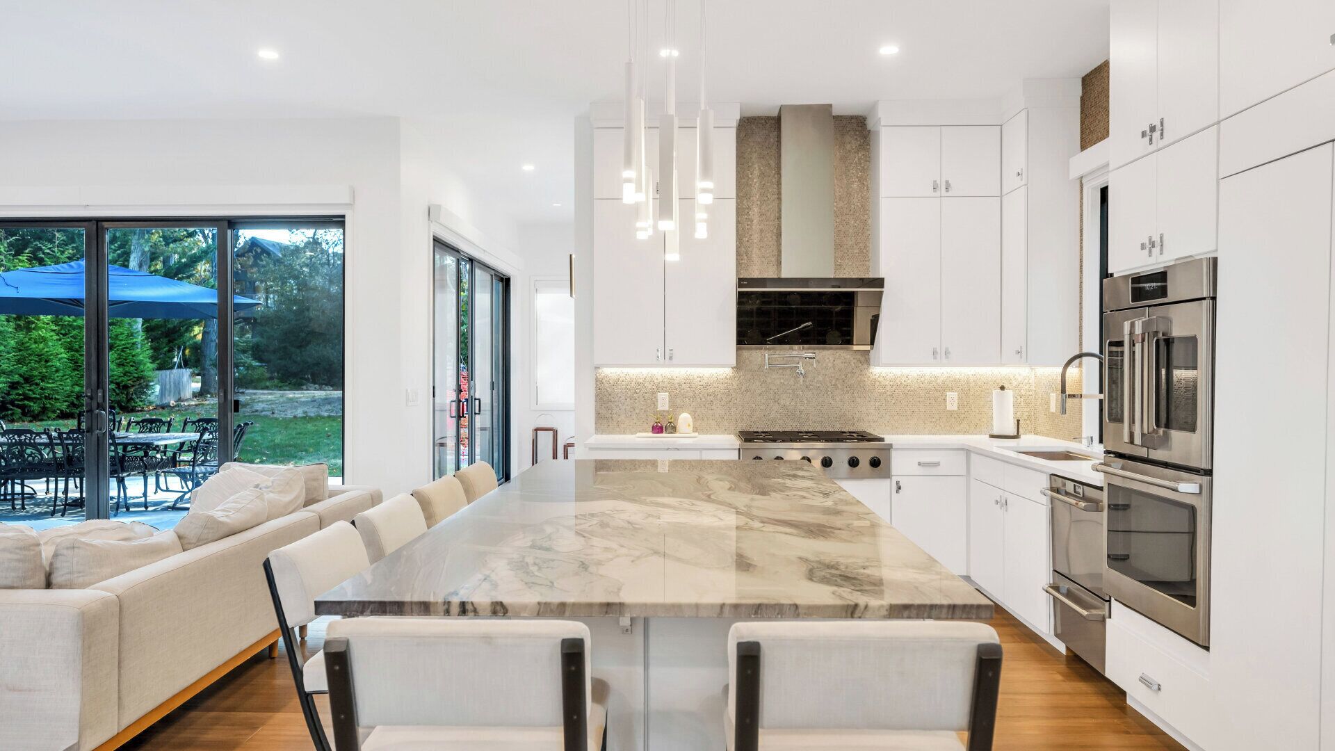 Mikrobølgeovn, ovn, kokeplater og kaffetrakter/tekoker