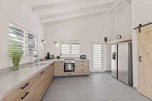 Een koelkast, een kookplaat, een vaatwasser