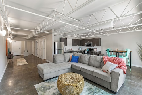 Relax & Recharge 1br Downtown Loft w Private Patio