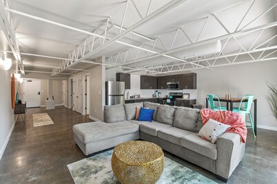 Relax & Recharge 1br Downtown Loft w Private Patio