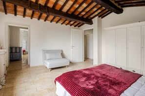 Room - Charming Tuscany Villa w/ Private Infinity Pool (Castel del Piano)