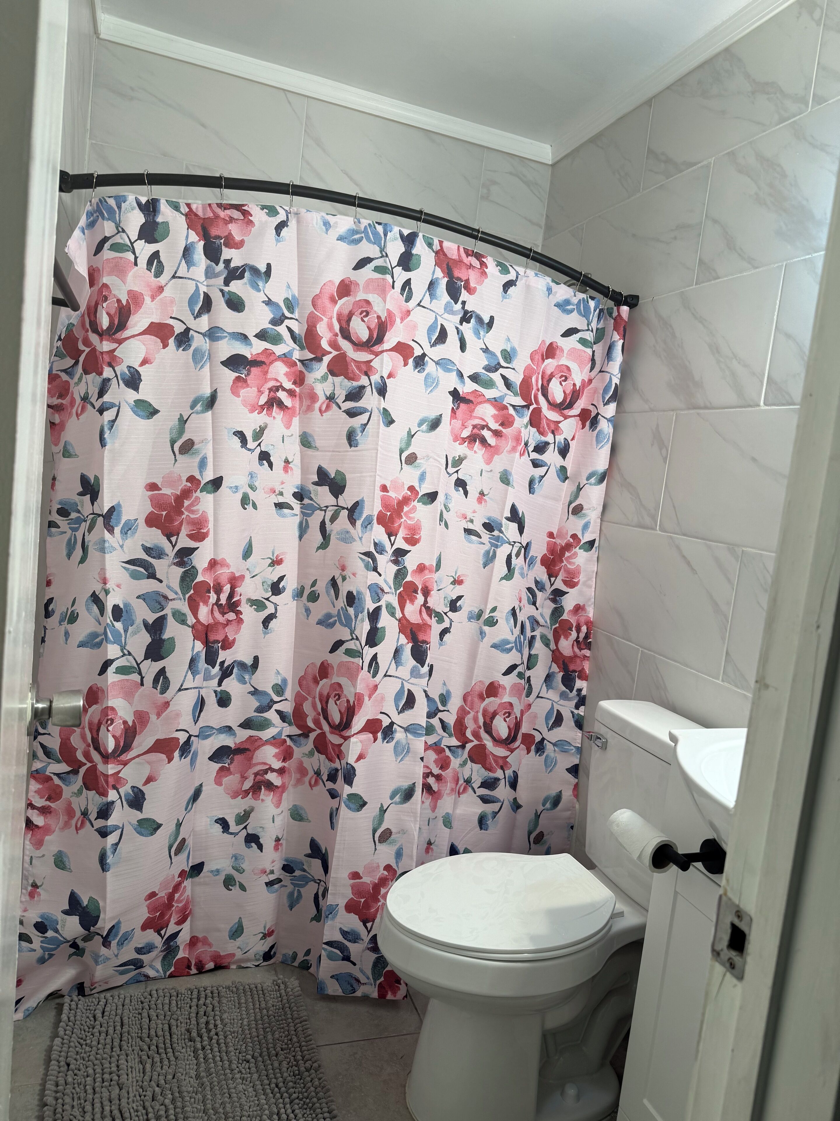 Sèche-cheveux, serviettes fournies, savon, papier toilette