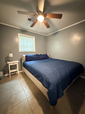 2 habitaciones, tabla de planchar con plancha, wifi y ropa de cama