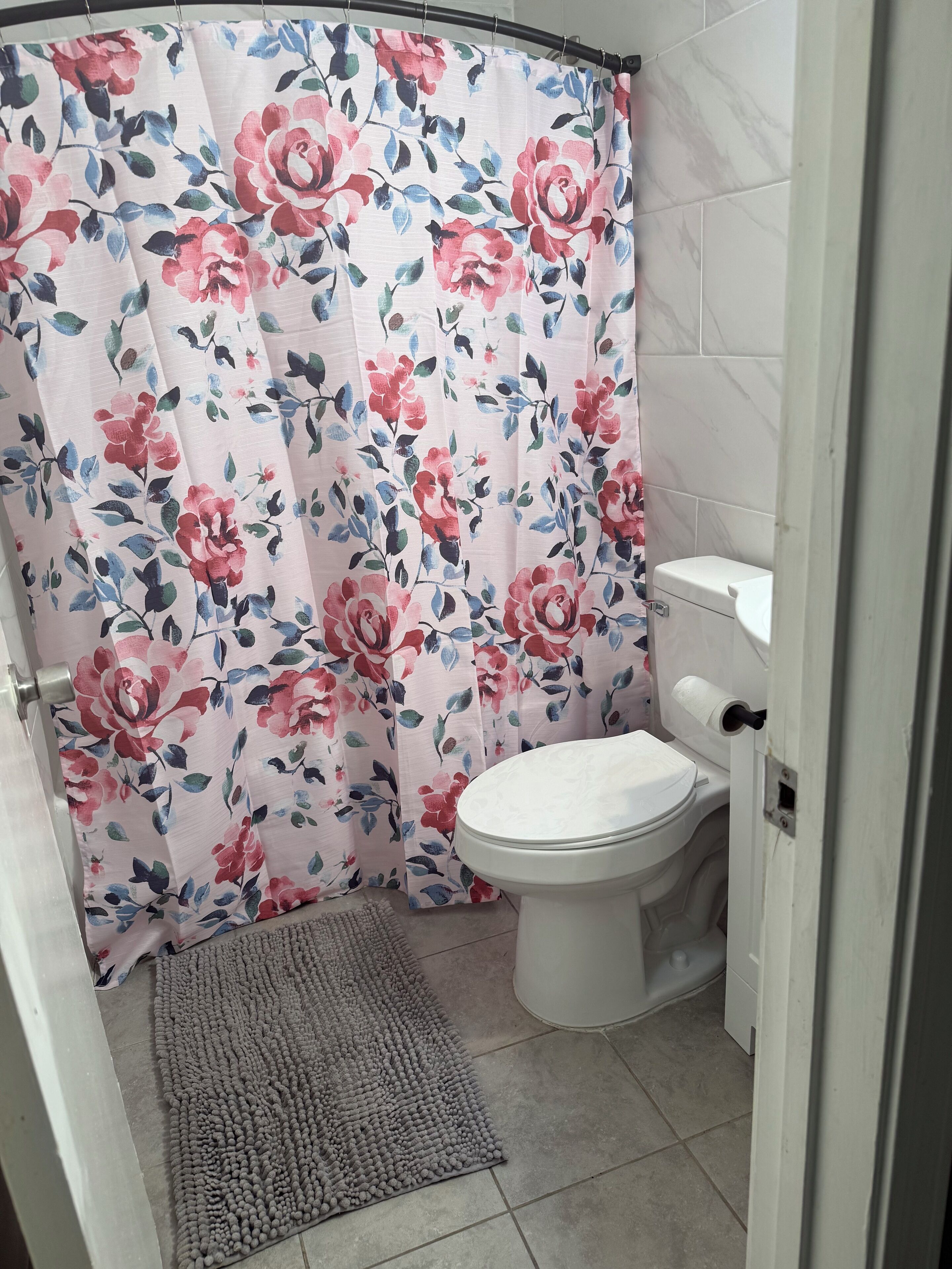 吹风机、毛巾、肥皂、卫生纸