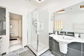 Shower, hair dryer, towels, shampoo - Chelsea Modern - Stylish Hideaway (Greater London)