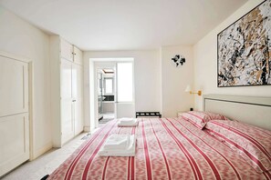 1 bedroom, desk, iron/ironing board, WiFi - Chelsea Modern - Stylish Hideaway (Greater London)