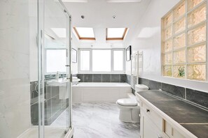 Een douche, een haardroger, handdoeken, shampoo