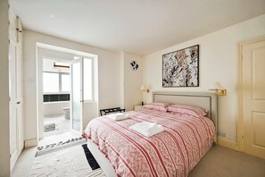 1 slaapkamer, een bureau, een strijkplank/strijkijzer, wifi