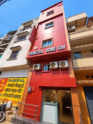 Front of property - Trinetra Homestay (Varanasi)